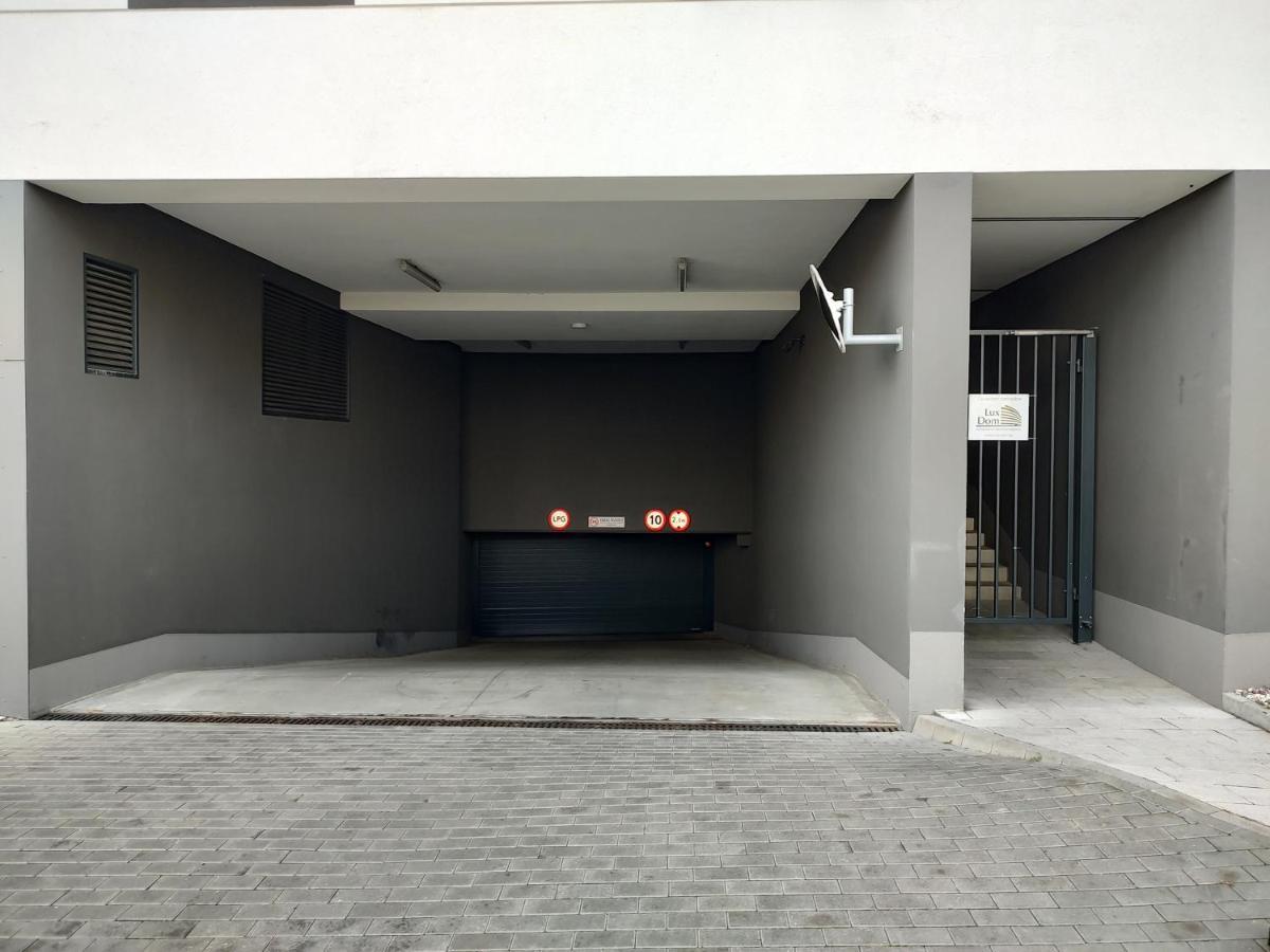 Apartamento Uroczy Apartament Z Miejscem Na Auto W Garazu Varsovia Exterior foto